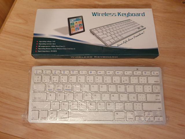 Teclado ultrafino inalámbrico Bluetooth en inglés.