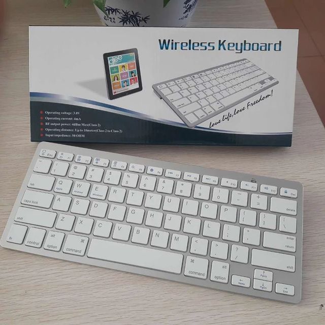 Teclado ultrafino inalámbrico Bluetooth en inglés.
