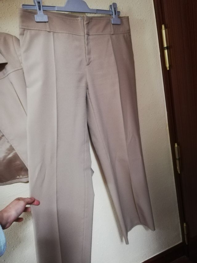 Traje de chaqueta y pantalón beige