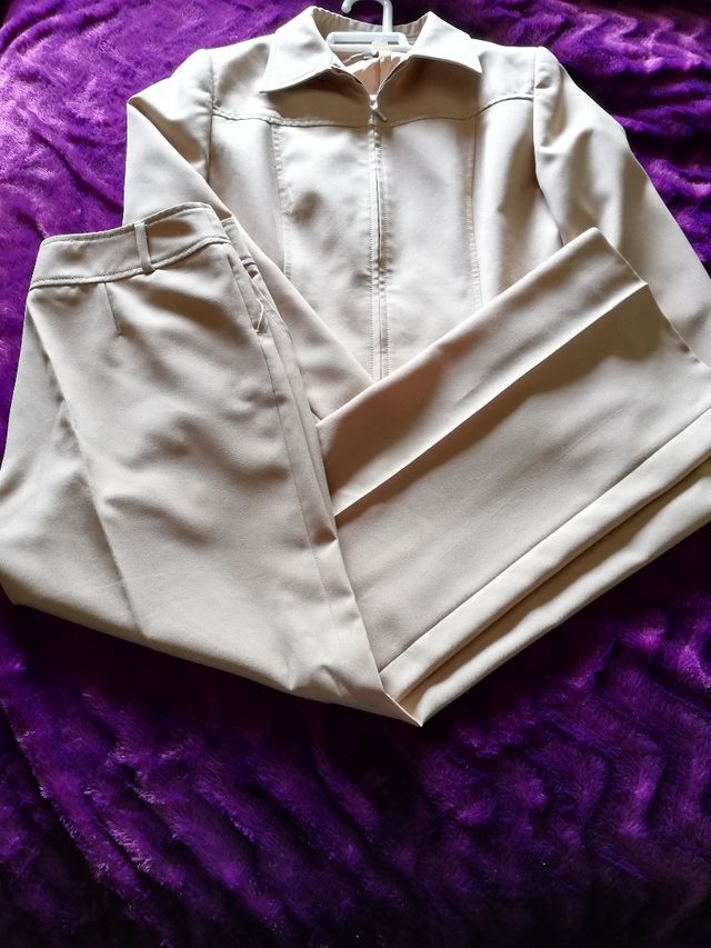 Traje de chaqueta y pantalón beige