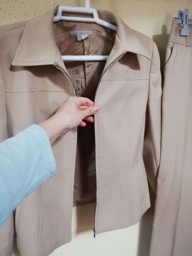 Traje de chaqueta y pantalón beige
