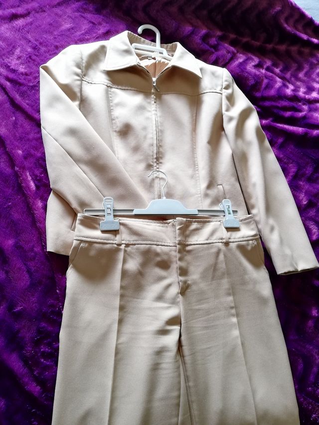 Traje de chaqueta y pantalón beige