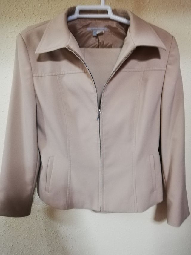 Traje de chaqueta y pantalón beige