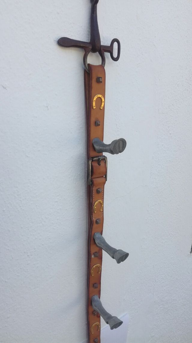 Percha campera, hierro y cuero.