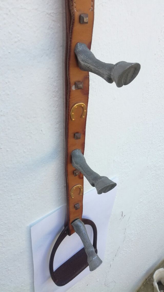 Percha campera, hierro y cuero.