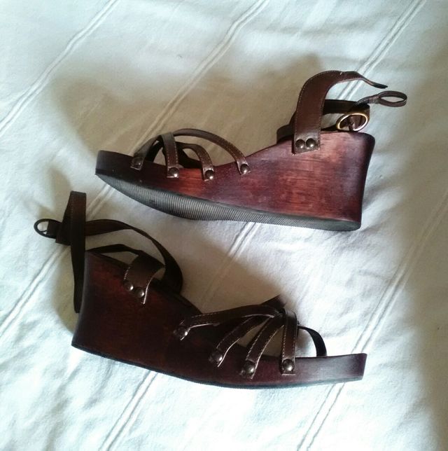 Sandalias 100% piel con cuñas de madera