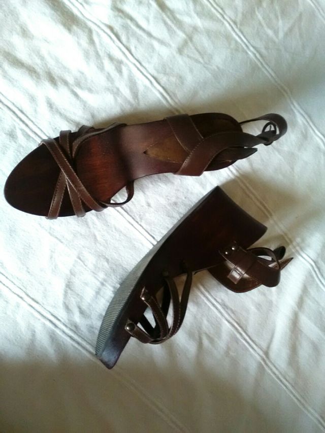 Sandalias 100% piel con cuñas de madera