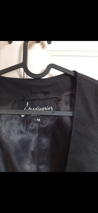 Chaleco negro Stradivarius mujer TALLA M de segunda mano por 3 EUR en  Alpedrete en WALLAPOP