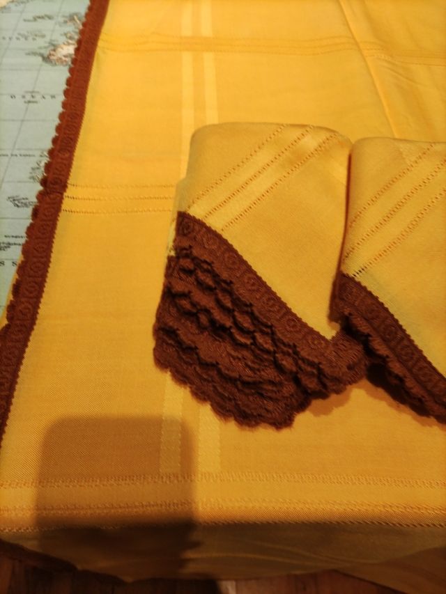mantel amarillo tergal 260 x 150.