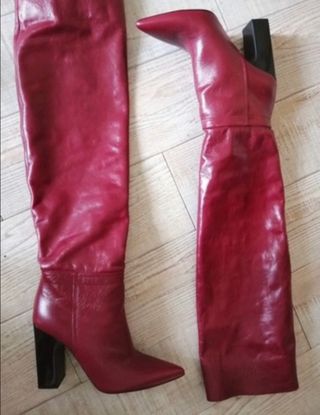 Botas altas piel burdeos de segunda mano por 49,95 EUR en Gijón en WALLAPOP