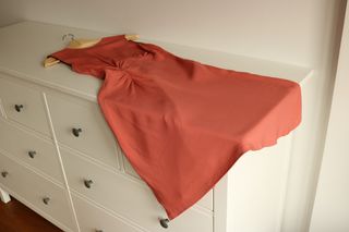 Vestido color coral ZARA de segunda mano por 15 EUR en A Coruña en WALLAPOP
