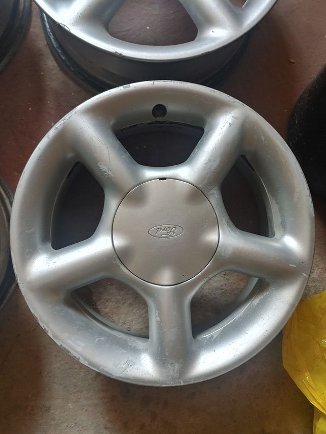 Llantas Ford Escort XRI de segunda