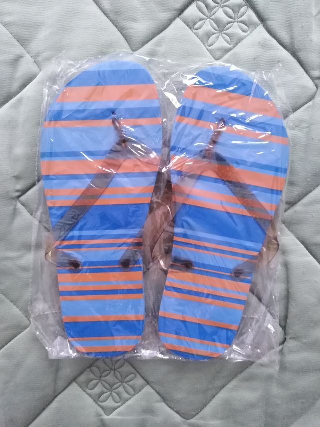 Dos pares de chanclas de playa