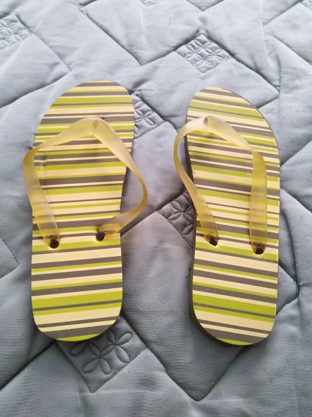 Dos pares de chanclas de playa
