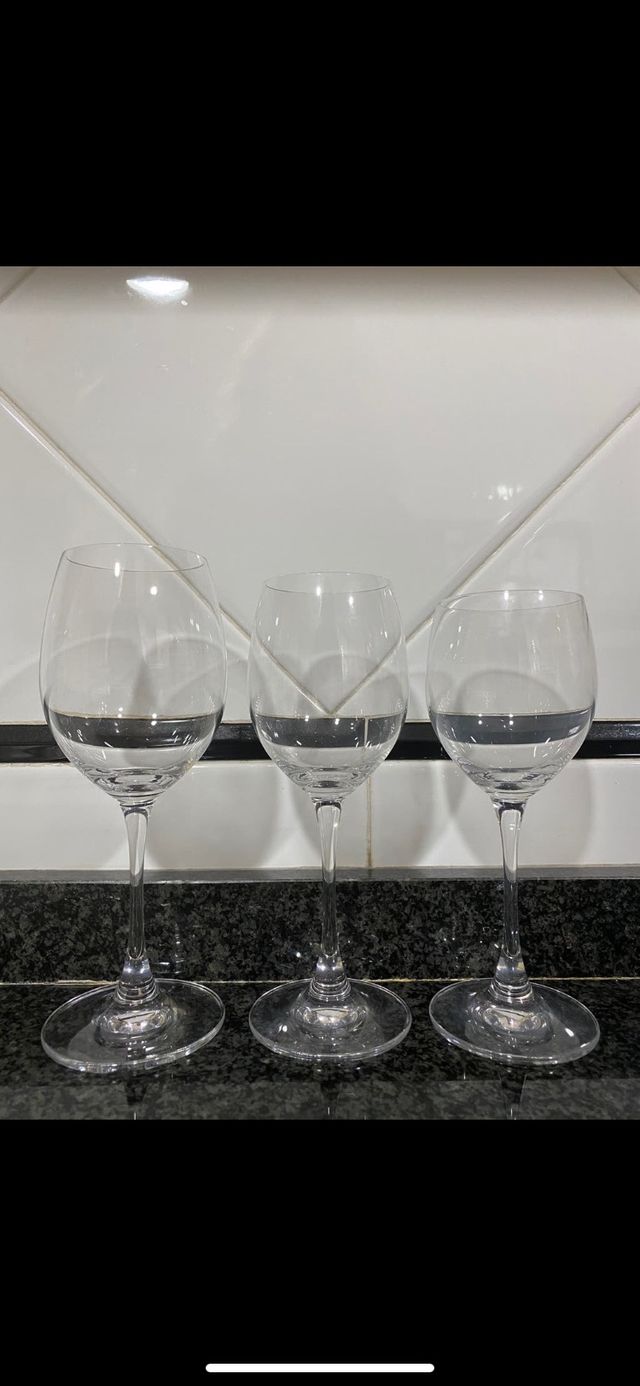 Copas de agua +vino tinto + vino blanco