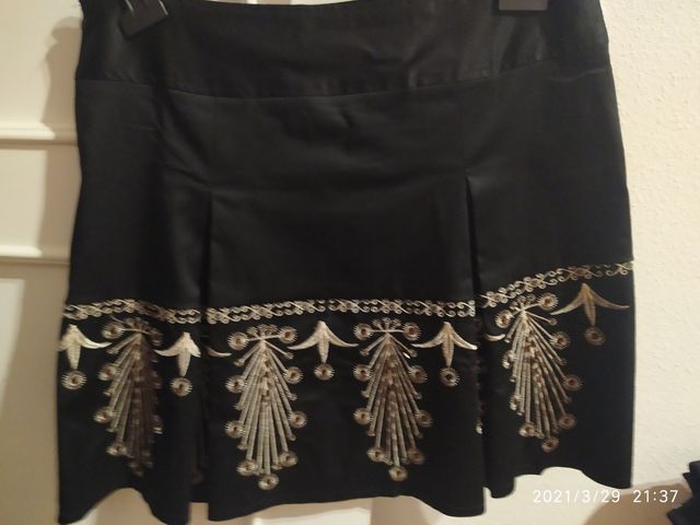 falda bordada exclusiva.