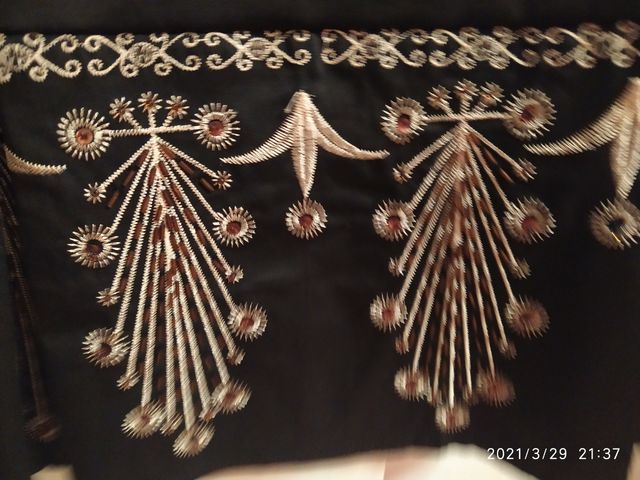 falda bordada exclusiva.