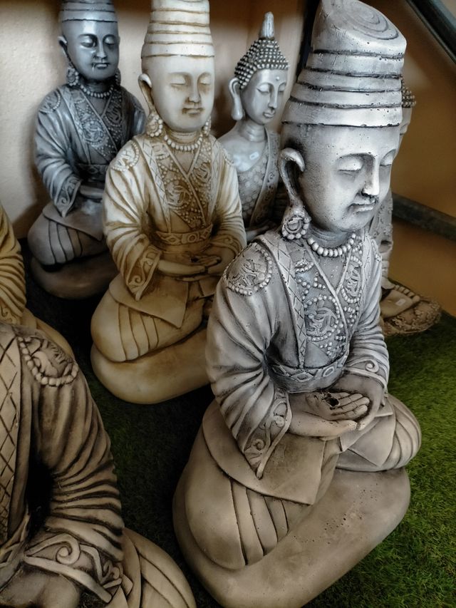FUENTE JARDIN MONJE BUDA SENTADO