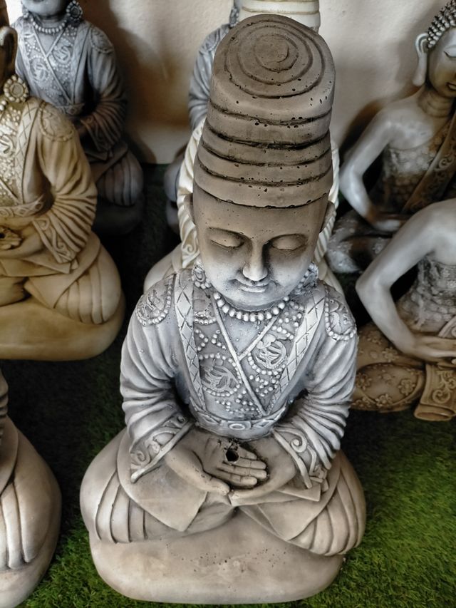 FUENTE JARDIN MONJE BUDA SENTADO
