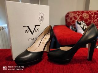 Zapatos de salón negros, tacones Versace talla 40 de segunda mano por 40  EUR en Lorca en WALLAPOP