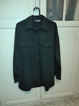 Sobrecamisa Stradivarius de segunda mano por 12 EUR en Azuqueca de Henares  en WALLAPOP