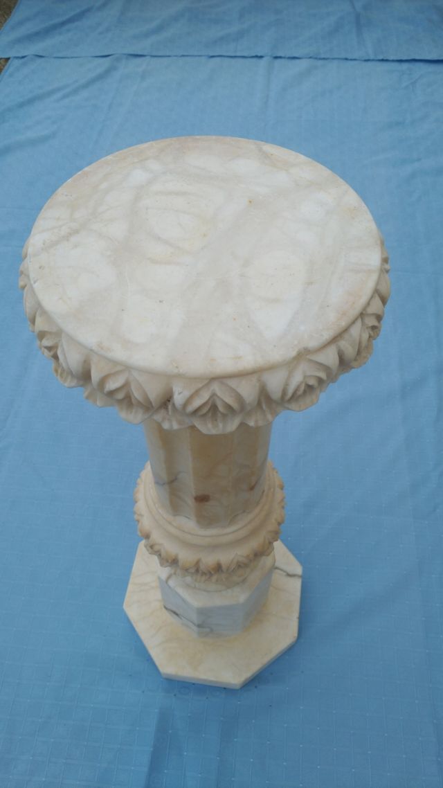 Pedestal / columna de mármol
