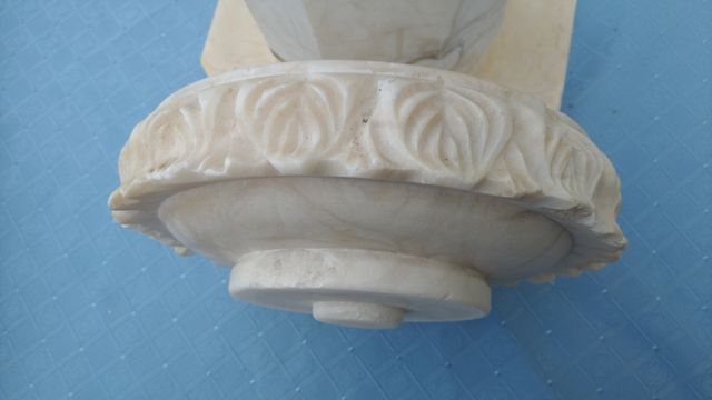 Pedestal / columna de mármol