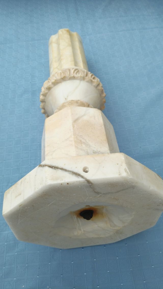 Pedestal / columna de mármol