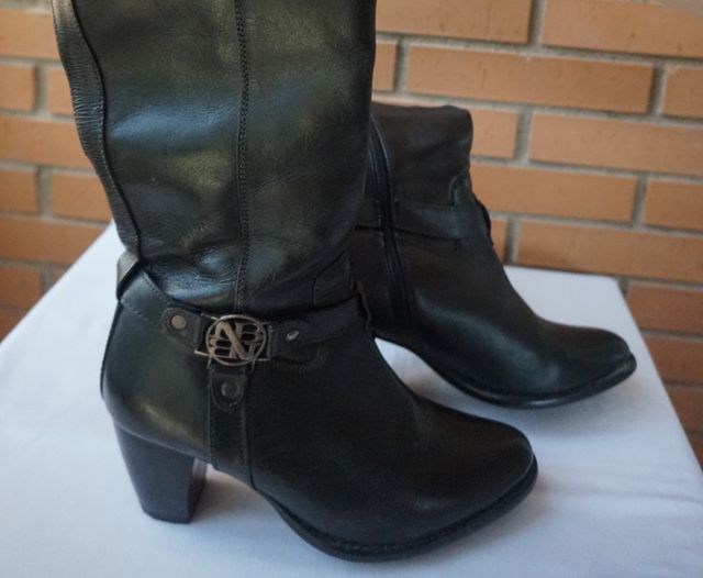 Botas altas de mujer color negro con tacón