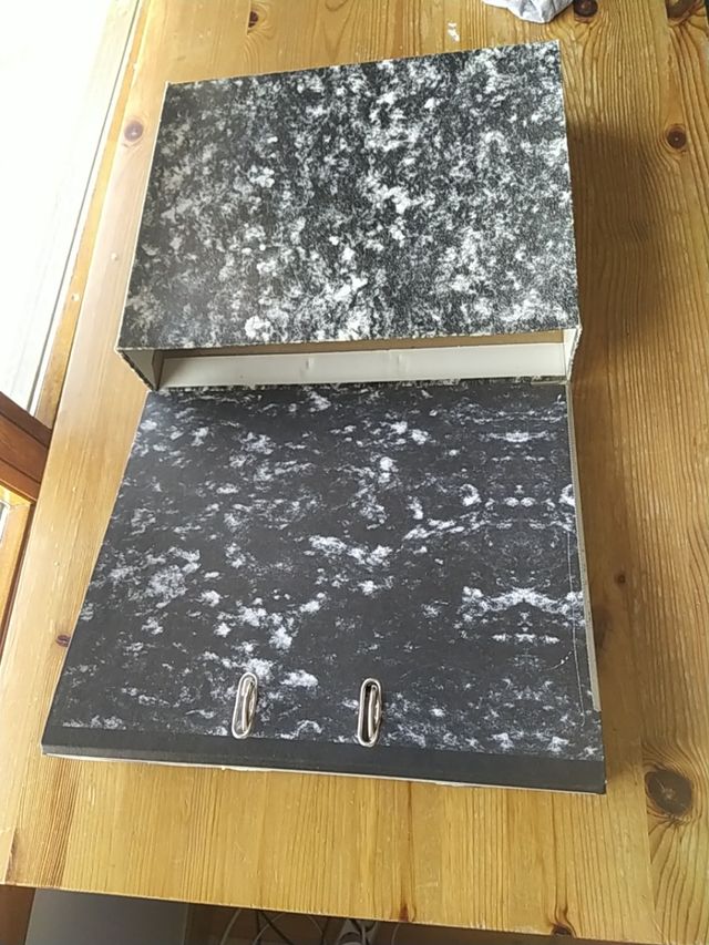 5 archivadores de cartón duro con tres fundas