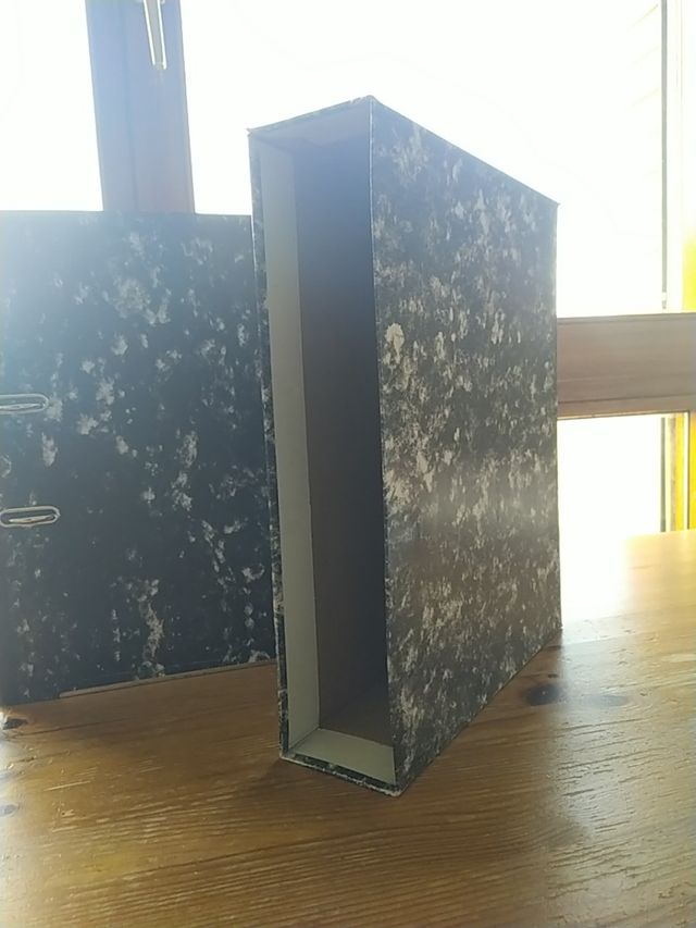 5 archivadores de cartón duro con tres fundas