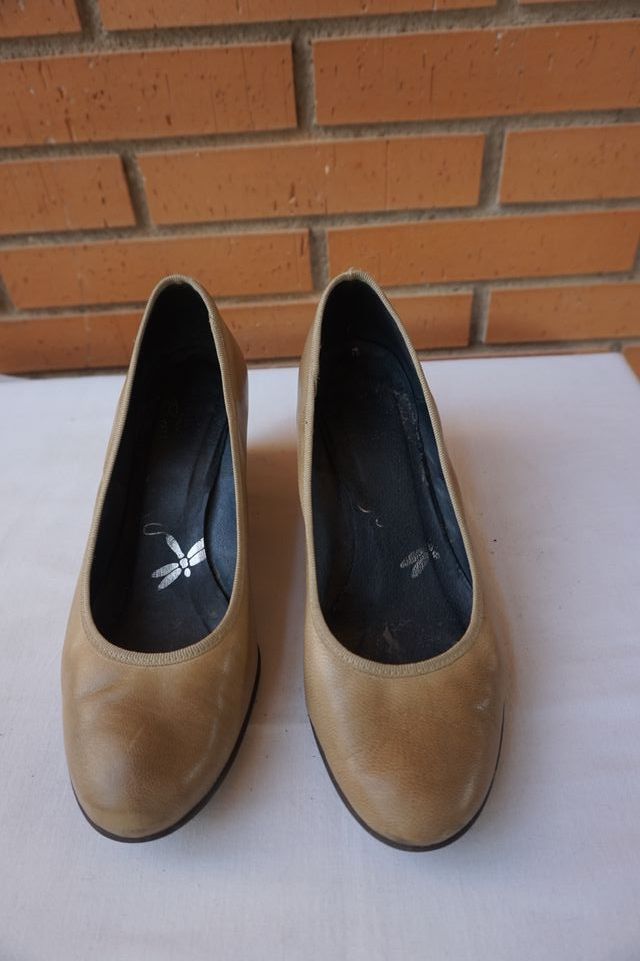 Zapatos de mujer con tacón de color beis