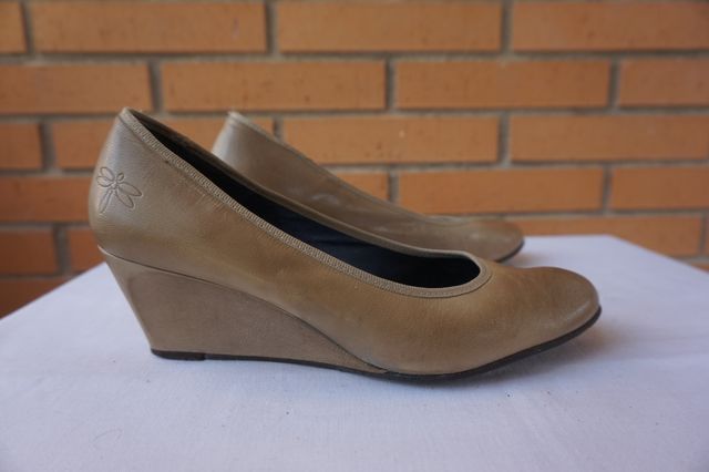 Zapatos de mujer con tacón de color beis