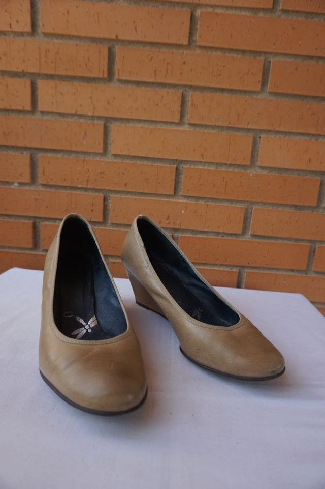 Zapatos de mujer con tacón de color beis