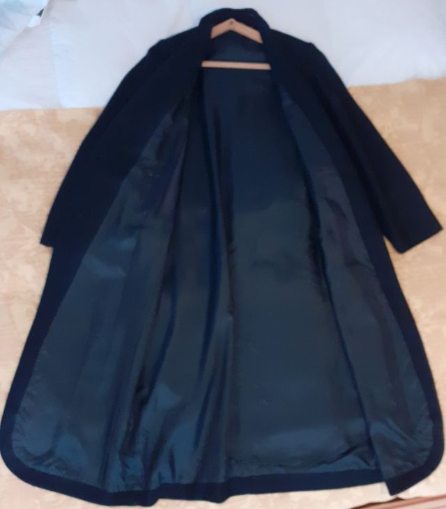 ABRIGO NEGRO LARGO A MEDIDA. HECHO A MANO