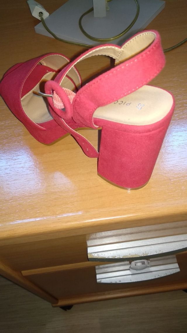 Sandalias rojas tacón, talla 37. Nuevas.