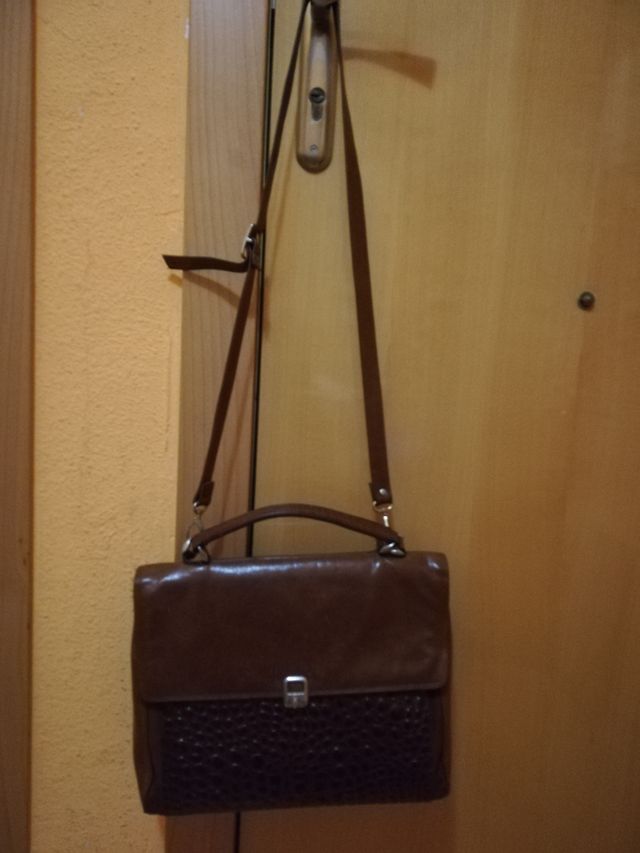 bolso en cuero color marrón