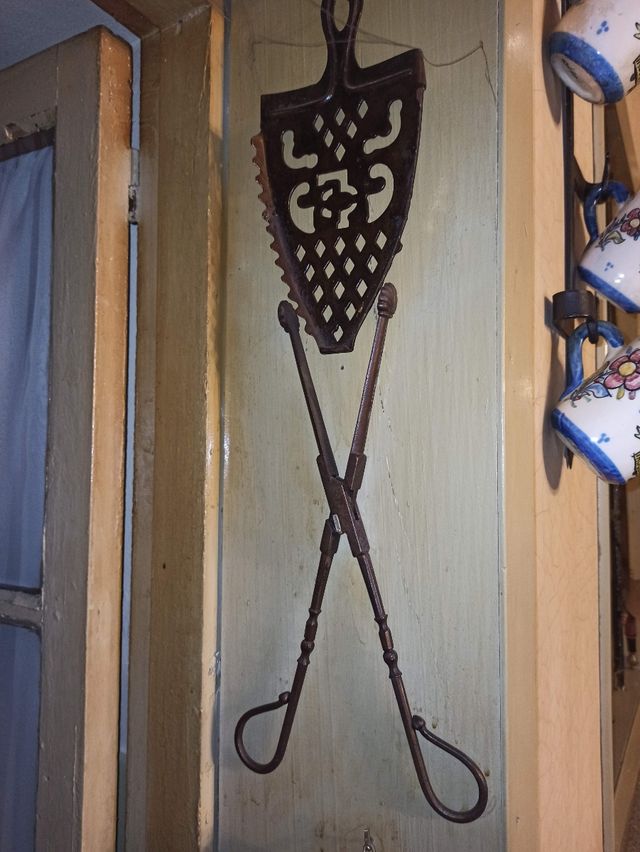 Candelabro, tenaza, platos... varios decoración