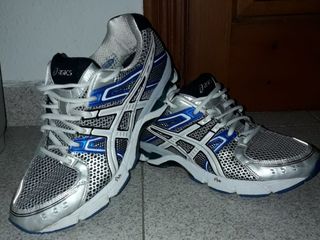 Asics Gel 3030 talla 44 de segunda mano por 45 EUR en Alicante en WALLAPOP