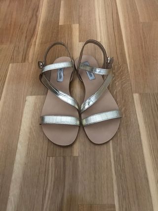 Sandalias planas doradas Steve Madden de segunda mano por 20 EUR en  Móstoles en WALLAPOP