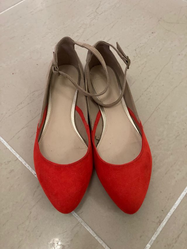 Manoletinas color coral y beis