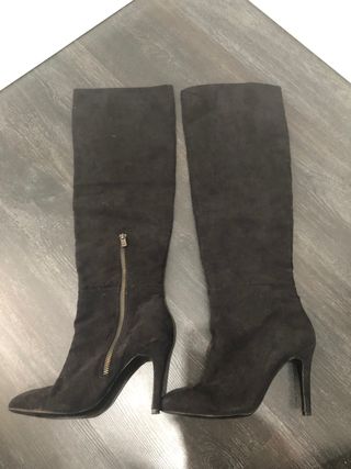 Bota alta negra Bershka Talla 36 de segunda mano por 15 EUR en Alcorcón en  WALLAPOP