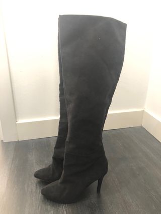 Bota alta negra Bershka Talla 36 de segunda mano por 15 EUR en Alcorcón en  WALLAPOP
