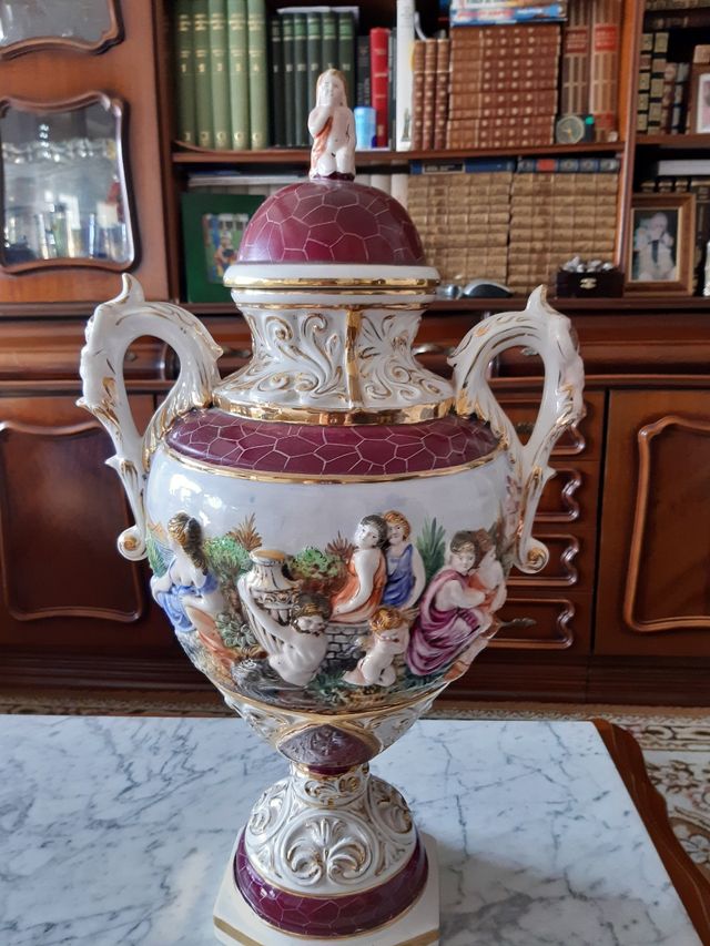 Jarron  capo di Monte, siglo XIX, firmado y numera