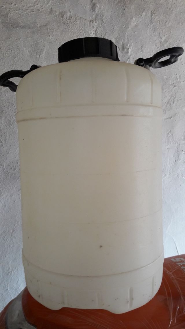 bote plastico blanco resistente