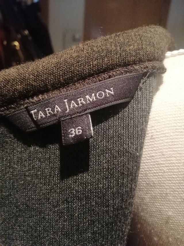 Vestido diseñadora Tara Jarmon puesto un día. 