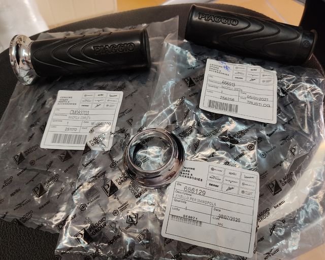Manopole originali Piaggio New Liberty 125cc.