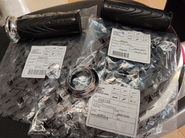 Manopole originali Piaggio New Liberty 125cc.