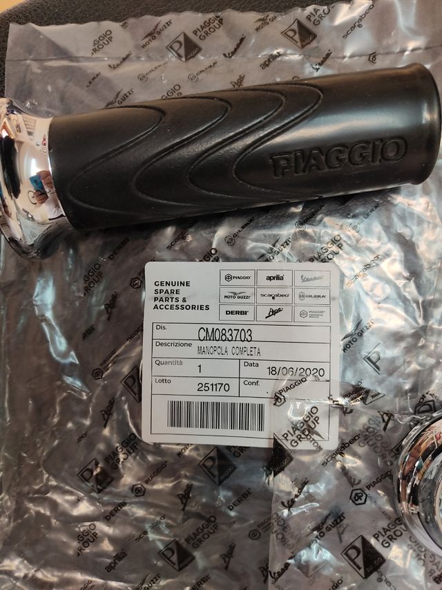 Manopole originali Piaggio New Liberty 125cc.