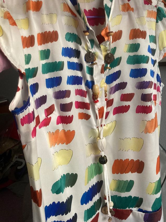 Vestido con collar incorporado